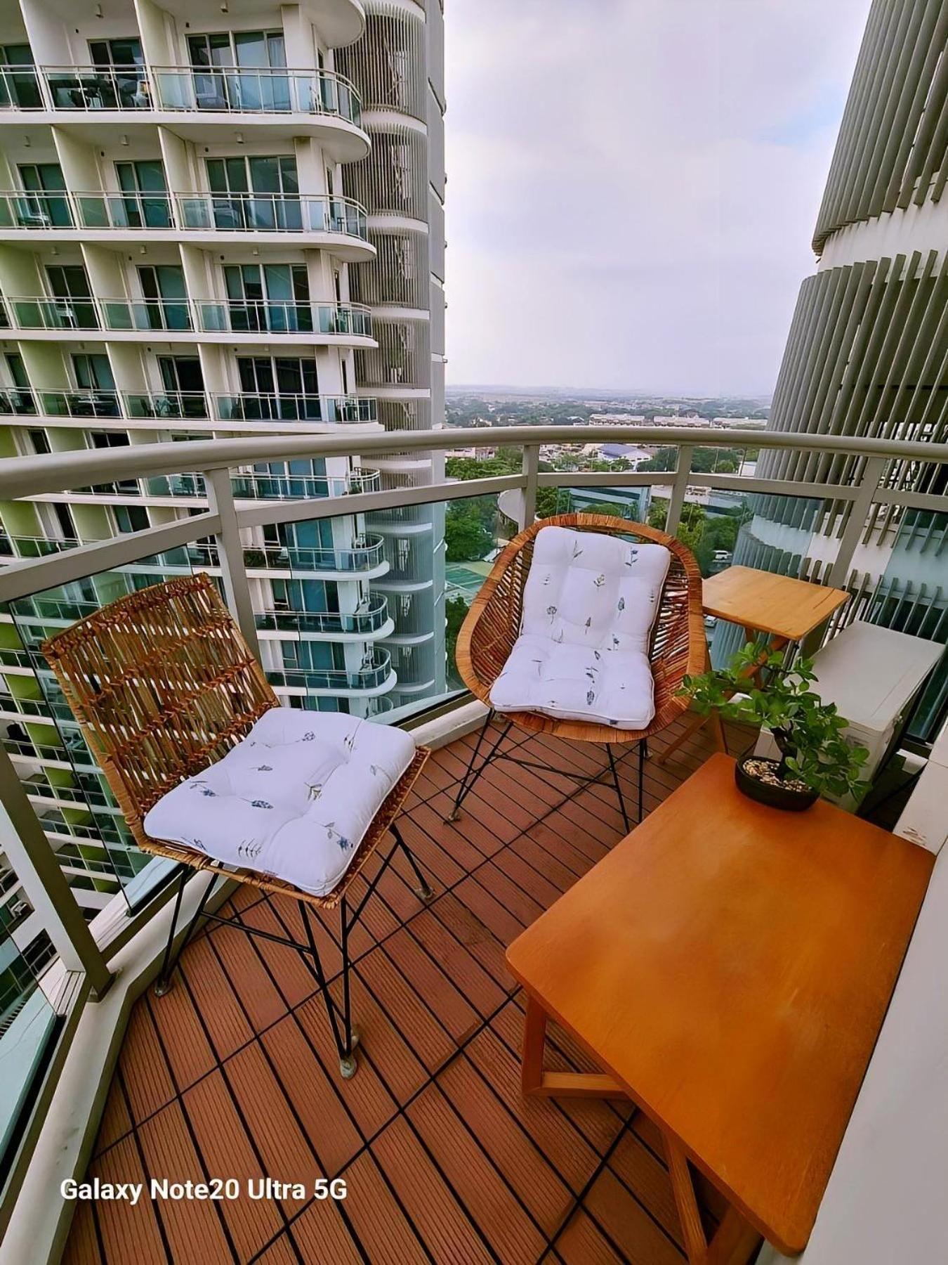 Manila Urban Resort At Azure Ngoại thất bức ảnh
