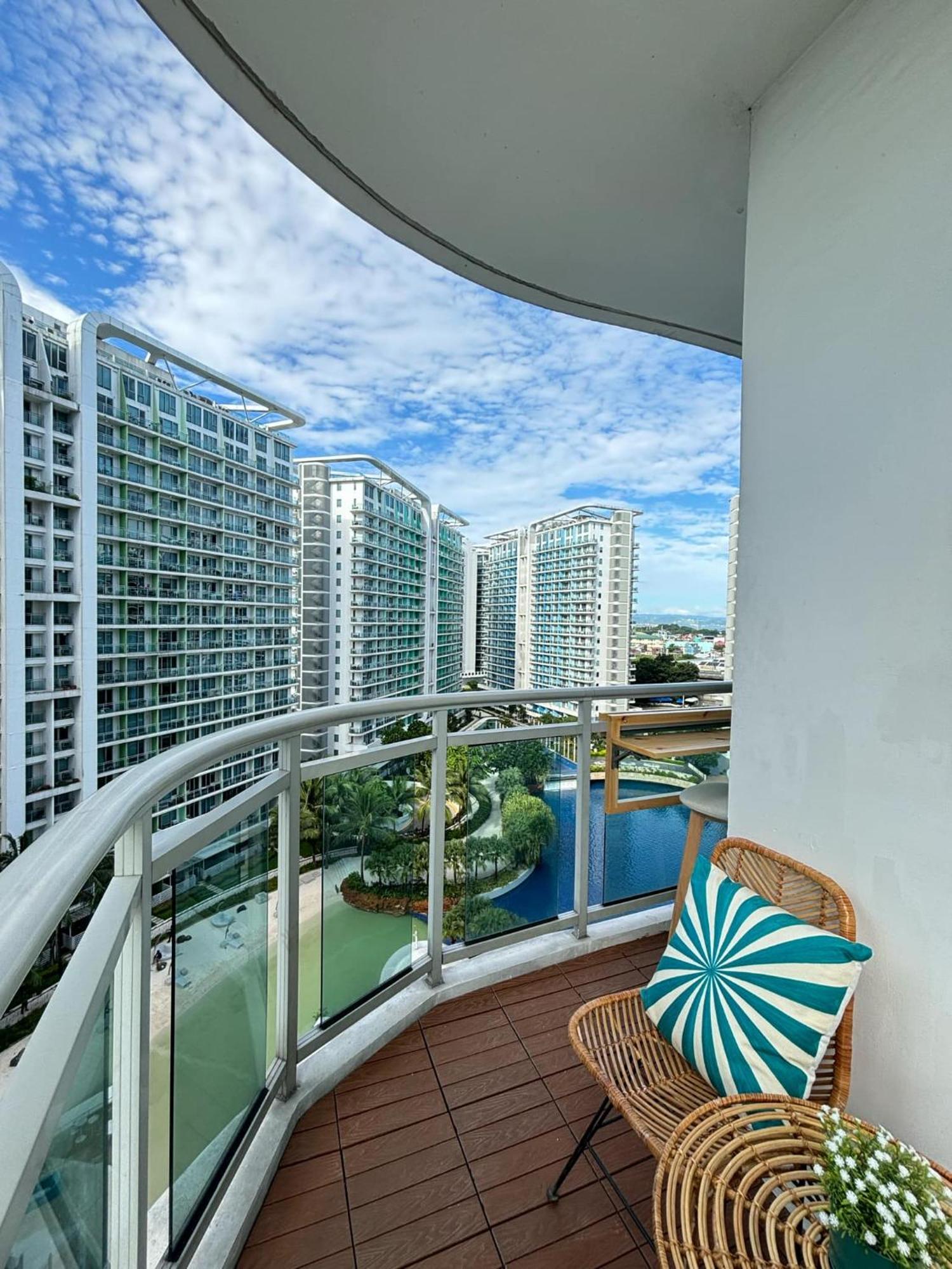 Manila Urban Resort At Azure Ngoại thất bức ảnh