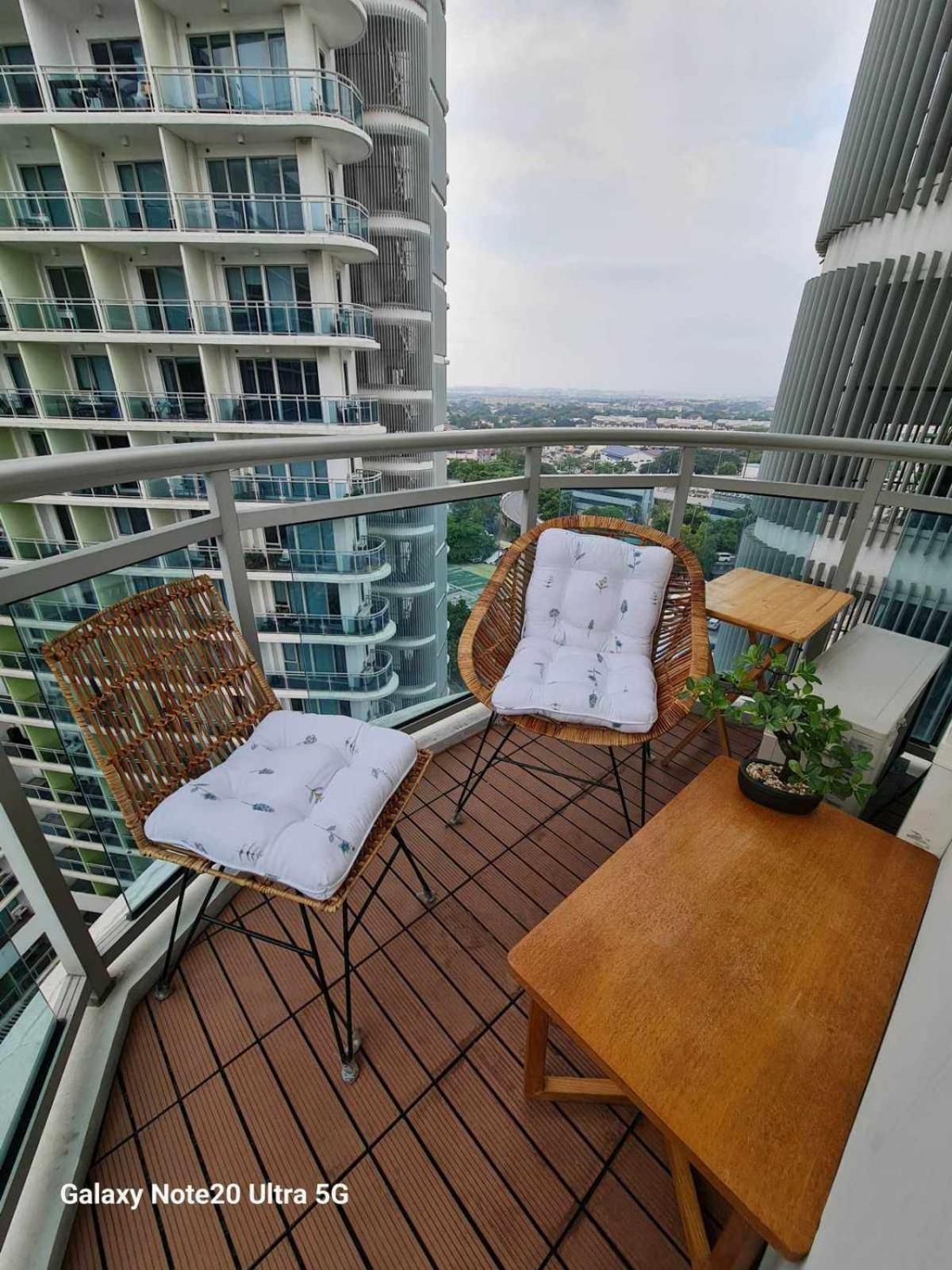 Manila Urban Resort At Azure Ngoại thất bức ảnh